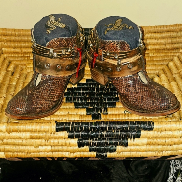 Freebird saloon pink multi snake size 8 worn twice in great condition. - Picture 3 of 5